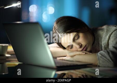 Müde Unternehmer schlafen über Laptop spät in der Nacht Zu Hause oder im Büro Stockfoto