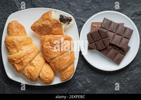 Leckere Croissants mit leckeren Schokoladen-Bars Stockfoto