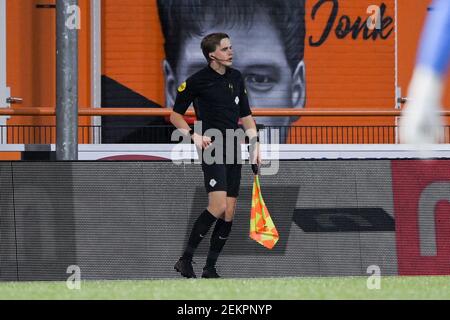 VOLENDAM, NIEDERLANDE - FEBRUAR 23: Assistenzschiedsrichter Joris Westhof während des Keuken Kampioen Divisie-Spiels zwischen FC Volendam und Jong Ajax in Kra Stockfoto