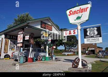 Die Gay Parita Tankstelle und Garage ist ein Wahrzeichen der Route 66 und eine Attraktion am Straßenrand im kleinen Weiler Paris Springs Junction, Missouri. Stockfoto