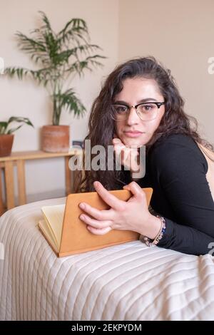 Junge Frau im Bett studieren Stockfoto