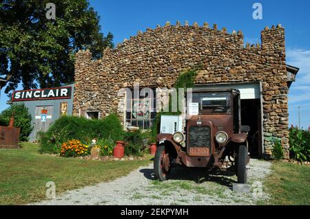 Ein antikes Fahrzeug parkt vor der 1926 gepflasterten Garage an der Gay Parita Tankstelle, einem Wahrzeichen der Route 66 und Attraktion am Straßenrand. Stockfoto