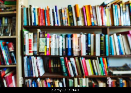 Unscharf Bücher auf einem Bücherregal in einem Haus schaffen ein abstraktes Design. Stockfoto