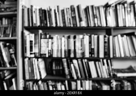 Unscharf Bücher auf einem Bücherregal in einem Haus schaffen ein abstraktes Design. Stockfoto