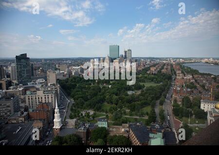 Ein Luftbild Weitwinkel Blick auf Boston Commons die öffentlichen Gärten und die hintere Bucht Bereich. Boston, Massachusetts, USA Stockfoto