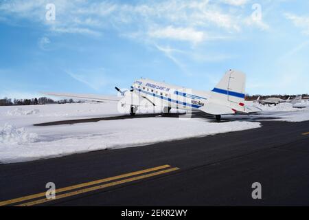 MONTGOMERY, NJ -17 FEB 2021- Winteransicht eines Springbok Classic Air DC3 Flugzeugs am Princeton Airport (PCT) in Princeton, New Jersey, USA Stockfoto