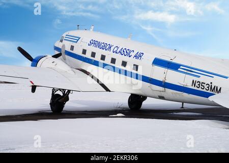 MONTGOMERY, NJ -17 FEB 2021- Winteransicht eines Springbok Classic Air DC3 Flugzeugs am Princeton Airport (PCT) in Princeton, New Jersey, USA Stockfoto