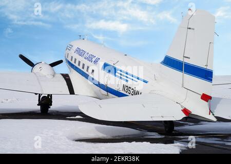 MONTGOMERY, NJ -17 FEB 2021- Winteransicht eines Springbok Classic Air DC3 Flugzeugs am Princeton Airport (PCT) in Princeton, New Jersey, USA Stockfoto