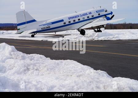 MONTGOMERY, NJ -17 FEB 2021- Winteransicht eines Springbok Classic Air DC3 Flugzeugs am Princeton Airport (PCT) in Princeton, New Jersey, USA Stockfoto