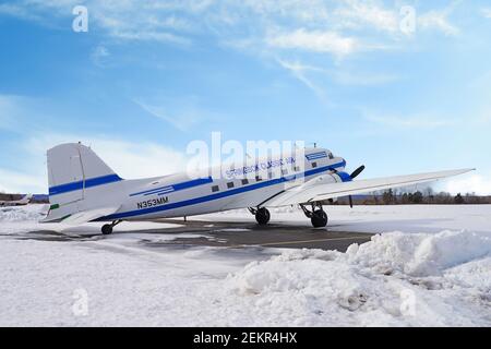 MONTGOMERY, NJ -17 FEB 2021- Winteransicht eines Springbok Classic Air DC3 Flugzeugs am Princeton Airport (PCT) in Princeton, New Jersey, USA Stockfoto