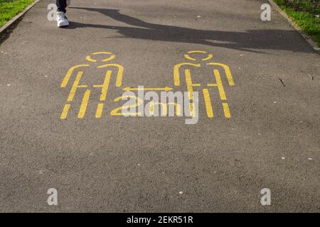 London, Großbritannien. Februar 2021, 23rd. Ein soziales Distanzierungszeichen, gesehen in Camden, London. Kredit: SOPA Images Limited/Alamy Live Nachrichten Stockfoto