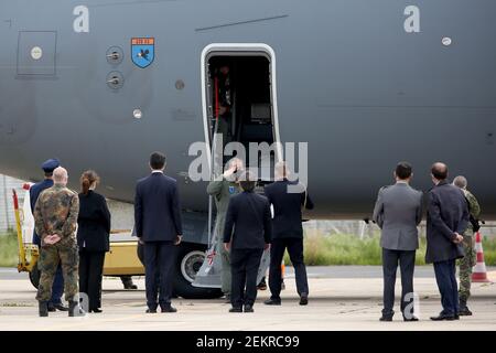 Lissabon. Februar 2021, 23rd. Portugiesische Beamte begrüßen medizinische Experten der deutschen Armee am 23. Februar 2021 auf dem Militärflugstützpunkt Figo Maduro in Lissabon, Portugal. Portugal begrüßte am Dienstag das zweite Team deutscher militärischer Gesundheitsfachkräfte, die das Land bei der Behandlung von COVID-19-Patienten unterstützen. Quelle: Pedro Fiuza/Xinhua/Alamy Live News Stockfoto