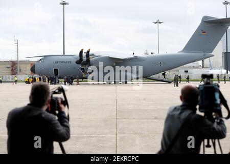 Lissabon. Februar 2021, 23rd. Am 23. Februar 2021 trifft ein Airbus A400M der deutschen Luftwaffe mit medizinischen Experten der deutschen Armee auf dem Militärflugplatz Figo Maduro in Lissabon, Portugal, ein. Portugal begrüßte am Dienstag das zweite Team deutscher militärischer Gesundheitsfachkräfte, die das Land bei der Behandlung von COVID-19-Patienten unterstützen. Quelle: Pedro Fiuza/Xinhua/Alamy Live News Stockfoto