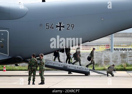 Lissabon. Februar 2021, 23rd. Am 23. Februar 2021 steigen deutsche Armeemediziner auf dem Militärflugplan Figo Maduro in Lissabon, Portugal, aus. Portugal begrüßte am Dienstag das zweite Team deutscher militärischer Gesundheitsfachkräfte, die das Land bei der Behandlung von COVID-19-Patienten unterstützen. Quelle: Pedro Fiuza/Xinhua/Alamy Live News Stockfoto