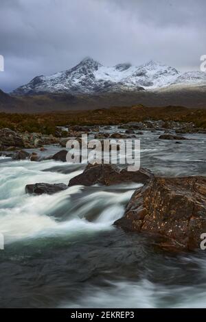 Lange Exposition von Wasser über Felsen und kleinen Wasserfall auf Der Fluss Sligachan auf der Isle of Skye Schottland mit Das Cuillin Gebirge in der Dista Stockfoto