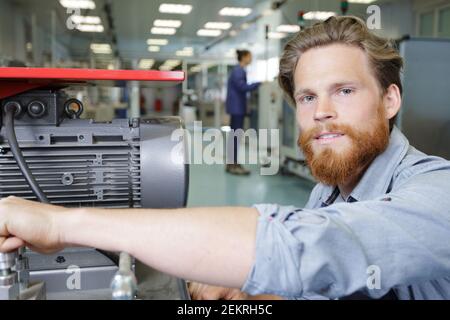 Maschinenbauingenieur, der die Maschine im Werk überprüft Stockfoto