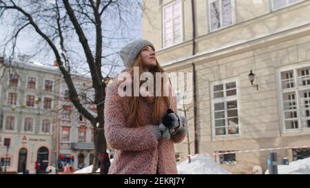 Portrait von jungen weiblichen Mädchen Tourist, die sich umsehen, allein durch die Straße in der Altstadt zu Fuß. Stilvolle Frau unterwegs während ihrer Weihnachtsferien. Abenteuer, Sightseeing, Tourismus-Konzept Stockfoto