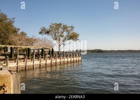 Der Henry C. Chambers Waterfront Park ist ein schöner, beliebter öffentlicher Bereich in Beaufort, South Carolina - ein wachsendes beliebtes Touristenziel. Stockfoto