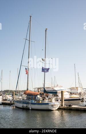 Der Uferpark in Beaufort, South Carolina, ist ein beliebtes Touristenziel. Dieses angedockte Segelboot fliegt seine Trump MAGA Flagge. Stockfoto