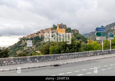 Blick von der Straße, die die Dörfer der französischen Riviera des mittelalterlichen Bergdorfes Eze, Frankreich verbindet. Stockfoto