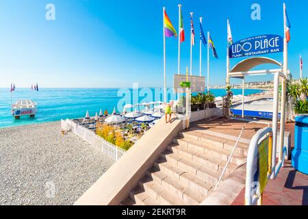 Promenade des Anglais Blick auf den privaten Club und Strand des Lido Plage Restaurant und Bar an der französischen Riviera in Nizza, Frankreich Stockfoto