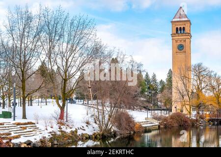 Winter- und Schneeansicht des Flusses und des Turms im öffentlichen Riverfront Park in der Innenstadt von Spokane Washington, USA Stockfoto