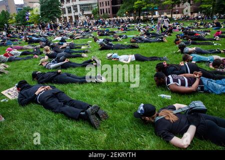 Demonstranten inszenieren ein "die-in" oder ein "Lie-in" auf dem Ohio Statehouse grün. Ein "die-in" ist eine performative Protestmaßnahme, die das Bewusstsein für alle schwarzen Leben, die durch Polizeibrutalität und Rassismus getötet wurden, schärfen soll. Große Gruppen von Protestierenden versammelten sich vor dem Ohio State House, um gegen Polizeibrutalität zu protestieren. Und die Tötung von George Floyd durch Minneapolis Polizeioffizier Derek Chauvin am 25. Mai 2020. Von 5pm bis 10:30pm Uhr protestierten Menschen, als die Demonstranten von der Riot Police zerstreut wurden, weil sie die Ausgangssperre von 10pm gebrochen hatten. Der Tag des Protests beinhaltete markierte Momente des Marschens, Chantens, Rallyens und Stockfoto