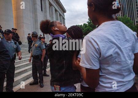 Mia Wells, 19, aus Columbus, Ohio, brach in Tränen aus, nachdem die Staatstruppen ein Knie schlugen, um die durch Polizeibrutalität und Rassismus Getöteten zu ehren.große Gruppen von Demonstranten versammelten sich vor dem Ohio State House, um gegen Polizeibrutalität zu protestieren. Und die Tötung von George Floyd durch Minneapolis Polizeioffizier Derek Chauvin am 25. Mai 2020. Von 5pm bis 10:30pm Uhr protestierten Menschen, als die Demonstranten von der Riot Police zerstreut wurden, weil sie die Ausgangssperre von 10pm gebrochen hatten. Der Protesttag beinhaltete markierte Momente des Marschens, Chantens, Sammelens und performativer Proteste wie die „die-in“ oder „Lie-in“. Stockfoto