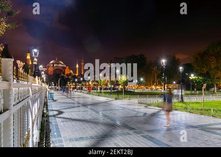 Die beleuchtete alte Hagia Sophia Moschee in der Nacht auf dem Sultanahmet Platz, Istanbul, Türkei Stockfoto