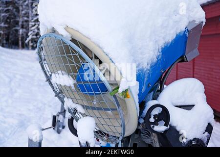 Große blaue Schneemaschine auf Skipisten verwendet Stockfoto