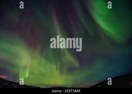 Aurora borealis am Nachthimmel. Die hellen Farben sind grün, gelb und rot. Fotografiert in Alaska, USA am 17. März 2016 Stockfoto