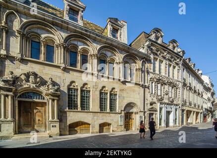 Die reich geformten Fassaden des Herrenhauses aus dem 18th. Jahrhundert von Hôtel Aubriot und Maison Maillard in der Rue de Forges, Dijon, Burgendy, Côte-d'Or Abteilung, Bo Stockfoto