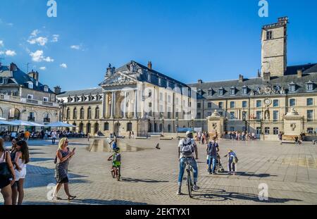 ostportal des Palastes der Herzöge und Stände von Burgund am Place de la Libération in Dijon, Burgund, mit Tour Philippe le Bon Turm im Bac Stockfoto