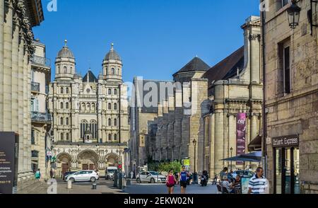 Monumentale gotisch-Renaissance-Fassade der Kirche St. Michael in Dijon, Burgund, Côte-d'Or, Bourgogne-France-Comté Region, Frankreich Stockfoto