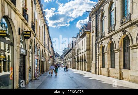 Stattliche Fassaden in der renommierten Rue de la Liberté in Dijon, Burgund, Departement Côte-d'Or, Region Bourgogne-France-Comté, Frankreich Stockfoto