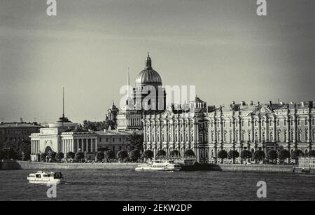 Newa Flussufer in Sankt Petersburg, Russland. Admiralty Gebäude und St. Isaac's Cathedral Stockfoto