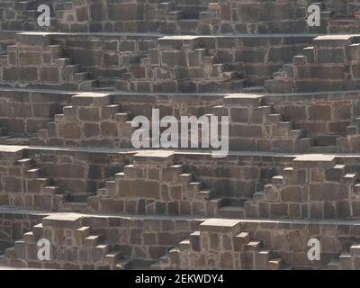 Schritte bei chand baori, ein Steppenbrunnen im Dorf abhaneri im indischen Bundesstaat rajasthan gelegen Stockfoto