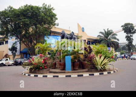 Statue von Gorillas Kreisverkehr im Zentrum von Kigali, Ruanda. Stockfoto