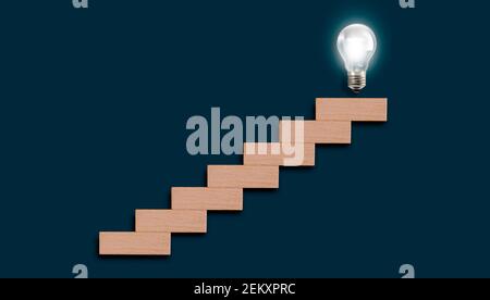 Treppe zur Glühbirne. Glühbirne auf der oberen Holztreppe. Kreativität Biasness Erfolgsidee. Zielerreichung Stockfoto