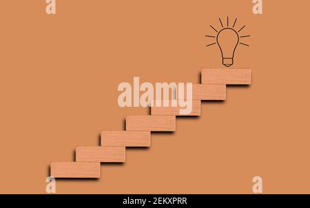 Verbreitern Block Holz steigende Treppe auf Pastell-Design mit Glühbirne in der Spitze der Treppe Graph, Treppe Graph Glühbirne Konzept Idee in sauberen Hintergrund Stockfoto