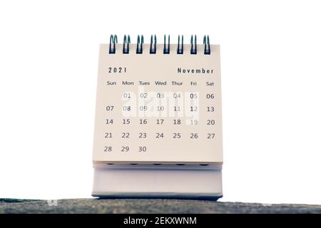 November 2021 weißer Kalender auf Stein Stockfoto