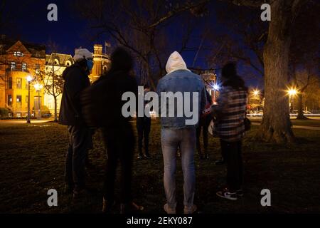 Washington, DC, USA, 23. Februar 2021. Im Bild: Teilnehmer einer Kerzenlichtmahnwache anlässlich des ersten Jahrestages der Ermordung von Ahmaud Arbery diskutieren in einer Breakout-Gruppe über die Bedeutung seines Todes und wie er sie persönlich beeinflusst hat. Arbery wurde beim Joggen von zwei weißen mir in Glynn County, Georgia ermordet. Kredit: Allison C Bailey/Alamy Live Nachrichten Stockfoto