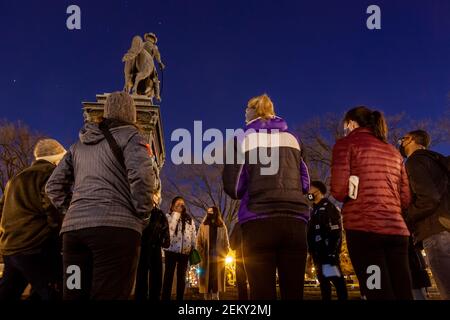 Washington, DC, USA, 23. Februar 2021. Im Bild: Teilnehmer einer Kerzenlichtmahnwache anlässlich des ersten Jahrestages der Ermordung von Ahmaud Arbery diskutieren in einer von mehreren kleinen Gruppen über die Bedeutung seines Todes und wie er sie persönlich beeinflusst hat. Arbery wurde beim Joggen von zwei weißen mir in Glynn County, Georgia ermordet. Kredit: Allison C Bailey/Alamy Live Nachrichten Stockfoto