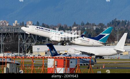 Richmond, British Columbia, Kanada. Februar 2021, 23rd. Ein Boeing 737-800-Jet (C-FZRM) von WestJet Airlines hebt vom internationalen Flughafen Vancouver ab. Quelle: Bayne Stanley/ZUMA Wire/Alamy Live News Stockfoto