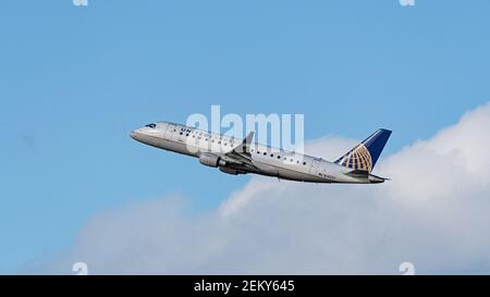 Richmond, British Columbia, Kanada. Februar 2021, 23rd. Ein United Express Embraer E175LR Jet (ERJ170-200LR), der von SkyWest Airlines betrieben wird, wurde nach dem Start in die Luft geflogen. Quelle: Bayne Stanley/ZUMA Wire/Alamy Live News Stockfoto