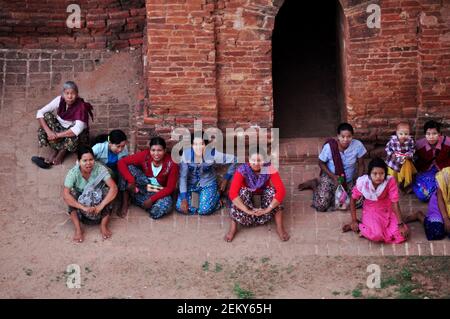 Burmesinnen Gruppe sitzen und warten Besuch und suchen sonnenaufgang im Weltkulturerbe mit über 2000 Pagoden und Tempel in Bagan oder Pagan alt Stockfoto