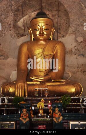 Golden buddha Bild Statue burma-Stil in Ananda paya Tempel Für burmesische und ausländische Reisende Reise besuchen Respekt beten in Minnanthu Dorf in Bag Stockfoto
