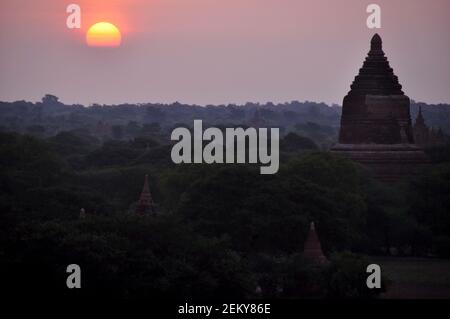 Sehen Sie Landschaft und Ruinen Stadtbild Weltkulturerbe mit über 2000 Pagoden und Tempel schauen von der Mingalar Zedi Pagode or Mingalazedi paya Tempel bei Stockfoto