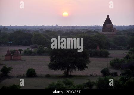 Sehen Sie Landschaft und Ruinen Stadtbild Weltkulturerbe mit über 2000 Pagoden und Tempel schauen von der Mingalar Zedi Pagode or Mingalazedi paya Tempel bei Stockfoto