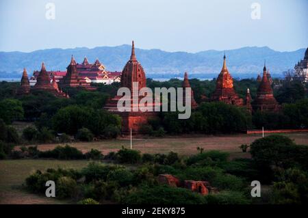 Blick Landschaft Ruinen Stadtbild Weltkulturerbe mit über 2000 Pagoden und Htilominlo Tempel Blick von Shwesandaw Paya Pagode in Morgenzeit bei B Stockfoto